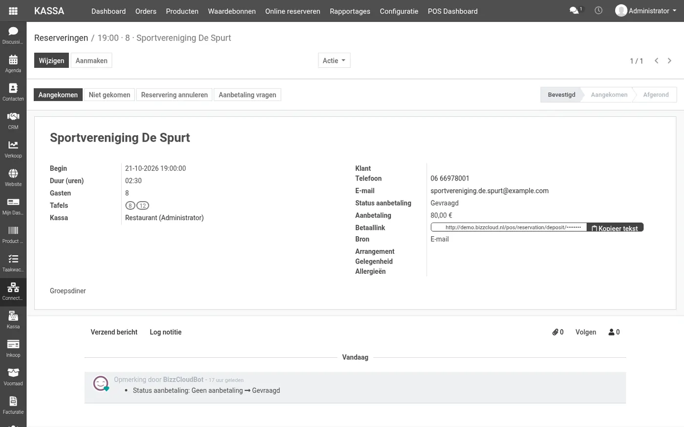 Een reservering met de knop Aanbetaling vragen, de status van de aanbetaling en de betaallink